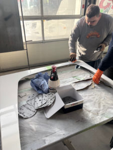 Christopher Neeb mit Maik Löhr als Anleiter in der Werkstatt von Gimmler Reisen