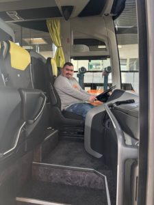 Christoph Neeb in einem der neuen Reisebusse von Gimmler Reisen