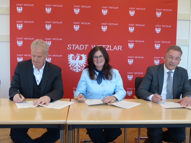 Bild: Vertragsunterzeichnung im Rathaus: v.l. Gimmler-Geschäftsführer Manfred Thielmann, Stadträtin Katja Groß und Oberbürgermeister Manfred Wagner (Foto: Stadt Wetzlar)